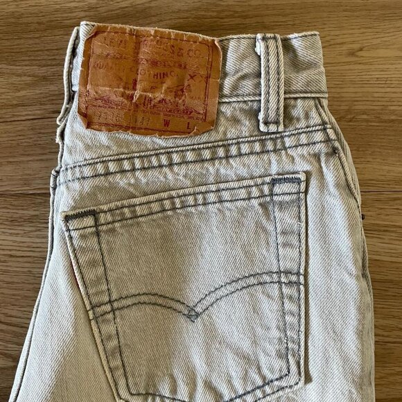 Vintage Levi's Light Grey Jeans | Size 7 - Picture 2 of 5